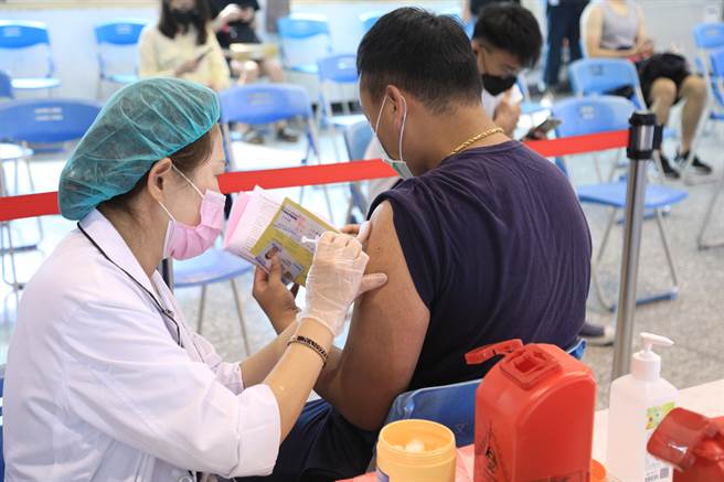 新冠本土疫情严峻，确诊个案急剧攀升，中央已经宣布解除职场密切接触者的匡列居隔政策。台中市有26万家企业，市府经发局呼吁企业落实防疫、自主应变。（中市经发局提供／谢琼云台中传真）