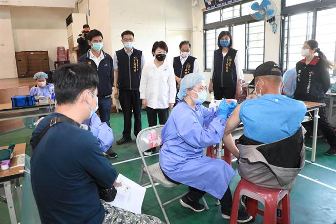 新冠本土疫情严峻，确诊个案急剧攀升，中央已经宣布解除职场密切接触者的匡列居隔政策。台中市有26万家企业，市府经发局呼吁企业落实防疫、自主应变。（中市经发局提供／谢琼云台中传真）