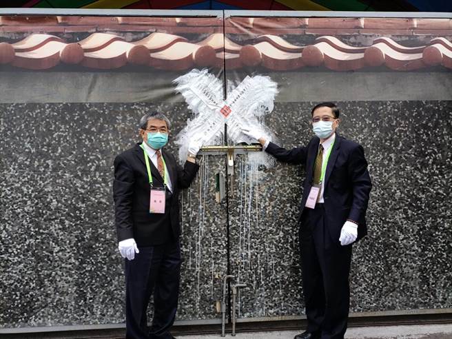 111年国中教育会考将21、22日办理，闱场试务人员9日入闱，教育部政务次长蔡清华人将闱场大门上锁，贴上封条后完成入闱。（陈淑娥摄）