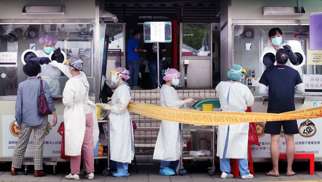 疫情指挥中心日前要求北北基桃医院专责病房加开至30%，指挥中心医疗应变组副组长罗一钧表示，目前还没有要求全国病床都要开到30%。（图／示意图，记者范扬光摄影）