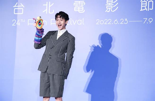 刘冠廷戴着片中的手偶分享当天拍摄趣事。（陈俊吉摄）