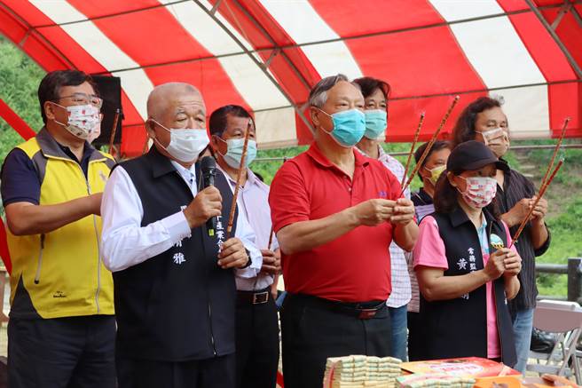 由艺术家王文志主导设计的「无二窑」今动土，水保局副局长林长立主持祈福参拜仪式。（吕妍庭摄）