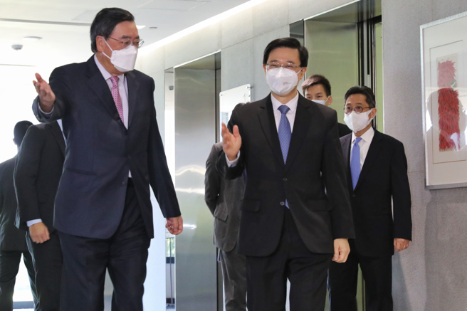 前政务司司长李家超(图右)。(图／中新社)