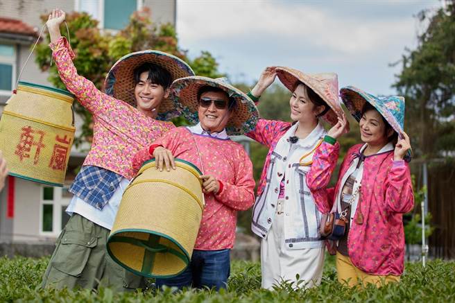 任容萱（右二）误将杨贵媚（右一）认成杨丽音。（东森提供）