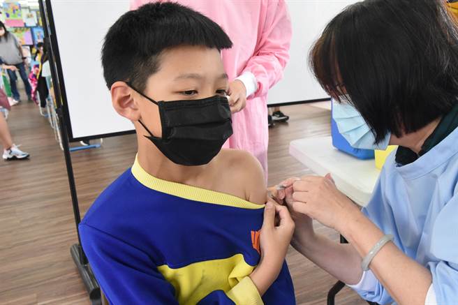 澎湖县政府9日启动6至11岁学童疫苗接种，卫生局首日至西屿外埯国小、望安花屿国小等校，施打状况良好。（澎湖县政府提供）