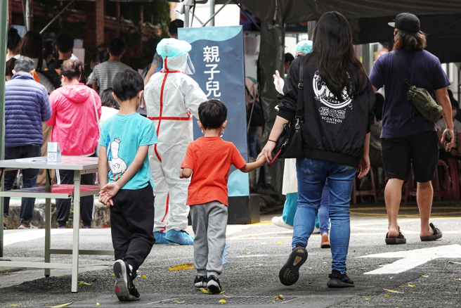 台湾新冠疫情持续升温，台北市政府9日在台北市立联合医院妇幼院区开设亲子儿童防疫门诊，周一至周日不间断提供看诊服务。（黄世麒摄）