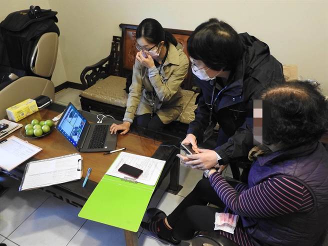 大园警方推广携带式活体指纹扫描器。（警方提供／吕筱蝉桃园传真）