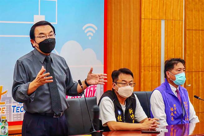 消保官靳邦忠（左）对物流业者员工确诊，缺工被各社区大楼管委会控告违约，表示将以消保官办公室做为沟通协调平台。（罗浚滨摄）