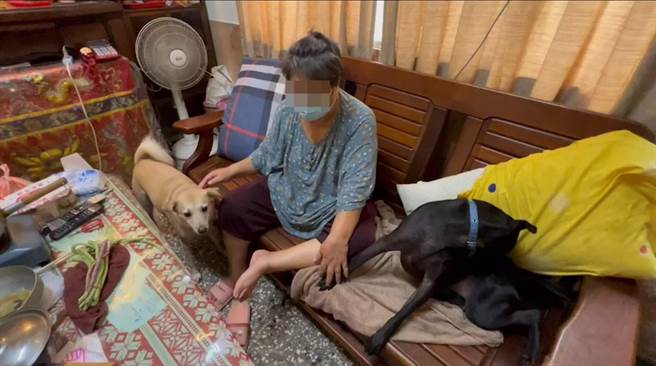 郭女老母因女儿打疫苗瘫痪，自己连1剂疫苗都不敢打。（读者提供／程炳璋台南传真）