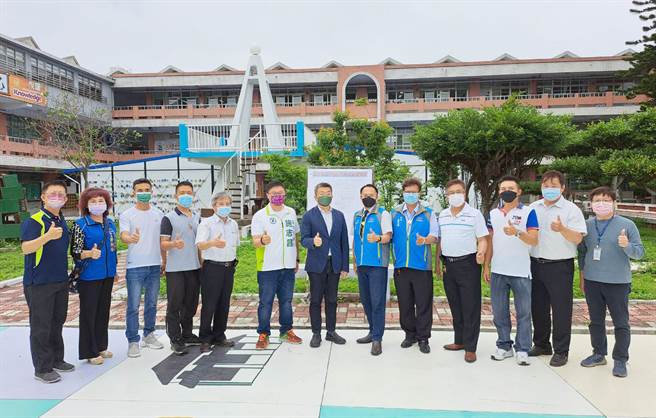 立法院副院長蔡其昌(中)9日邀集國教署等單位，一起會勘討論日南國中等校，責由中央及市府逐年編列預算重建及修護。(陳世宗攝)