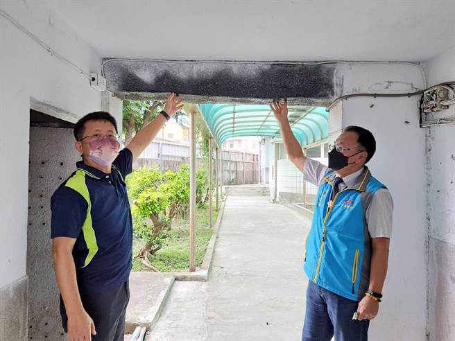 日南國中校長鄭清埄(右)指出，該校教室老舊日前就發生橫梁坍塌的意外。(陳世宗攝)