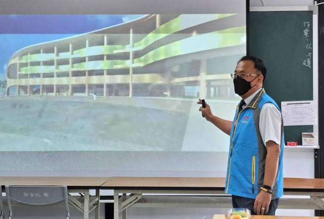 鄭清埄強調，未來新建校舍落成後，將提供日南學子安全又新穎的求學環境。(陳世宗攝)