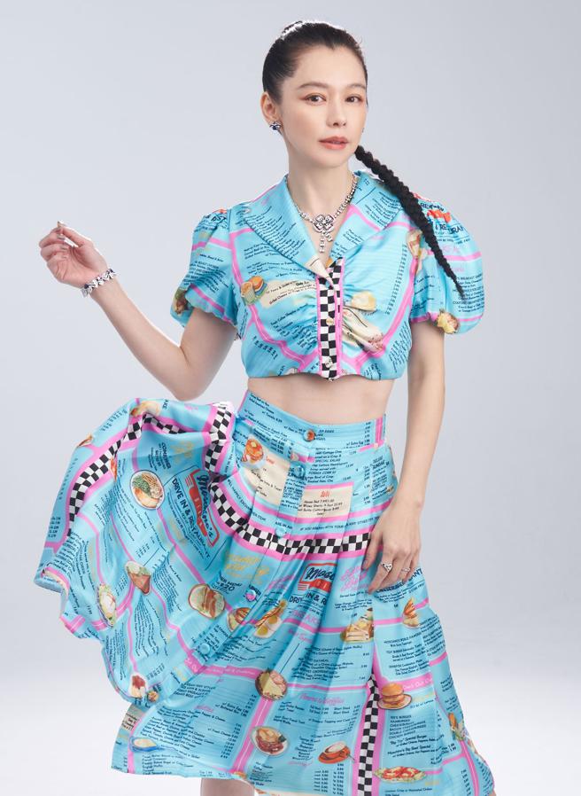 徐若瑄新歌「Hi」传递正能量 戴宝格丽珠宝秀川字肌。（BVLGARI提供）