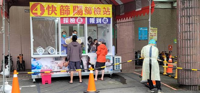 疫情升温，民眾到医院筛检。（南投县政府提供／廖志晃南投传真）