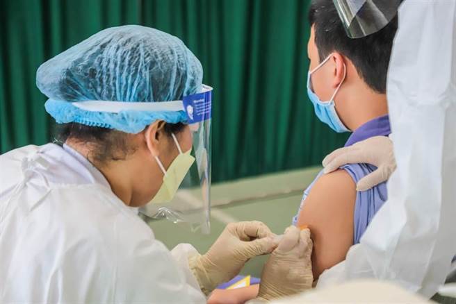 嘉義市本周五將施打兒童莫德納疫苗。圖為日前嘉義縣國小學童接種莫德納疫苗情形。（嘉義縣政府提供／廖素慧嘉縣傳真）