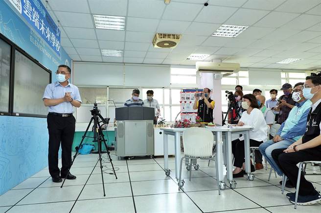 嘉義市長黃敏惠日前視察國中小居家線上教學演練。（廖素慧攝）