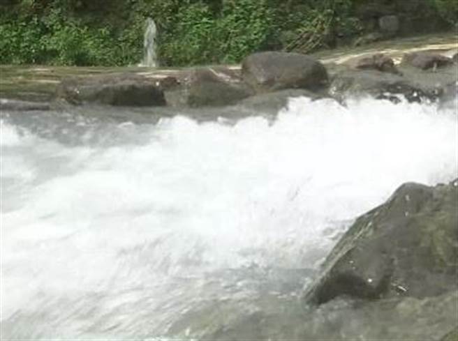 「龍巖冽泉」大雨過後噴雪翻花湧泉情景。（高市觀光局提供）