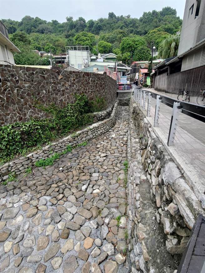 龍巖冽泉經過去年整治，逐步生機盎然的景象。（高市觀光局提供）