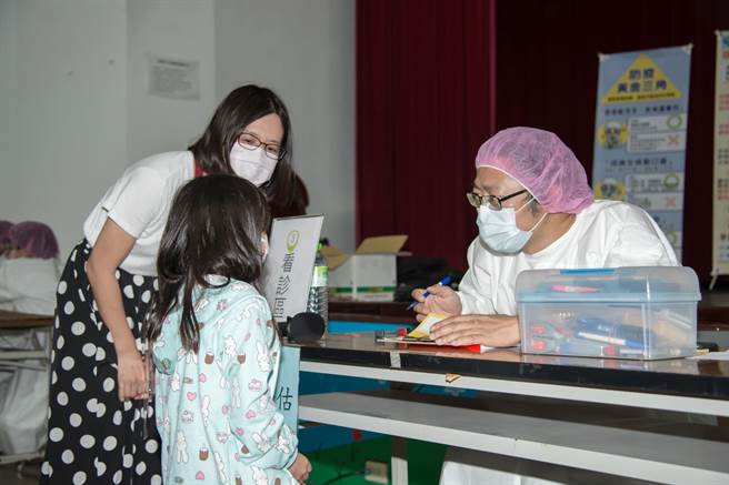 医疗团队今天首发至头城国小替孩童施打疫苗。（宜兰县政府提供／吴佩蓉宜兰传真）