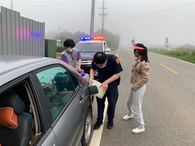 女子驾车出游没油卡路中，员警推车并帮买汽油协助脱困。(警方提供／吕筱蝉桃园传真)