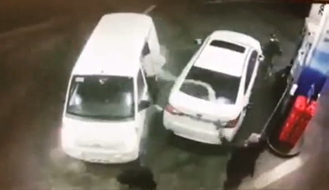 男子加油站突遇抢匪，他持油枪喷洒汽油吓退抢匪。（翻摄自脸书爆废公社公开版）