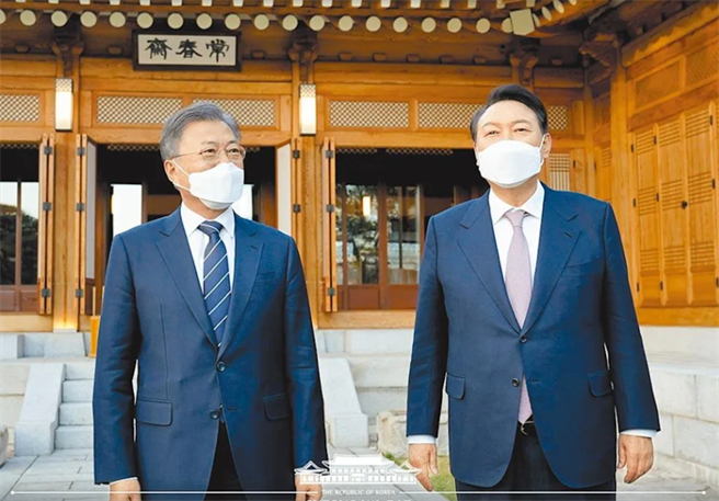 韩国新旧总统尹锡悦（图右）与文在寅（图左）即将交接。（图╱韩国总统府青瓦台推特）