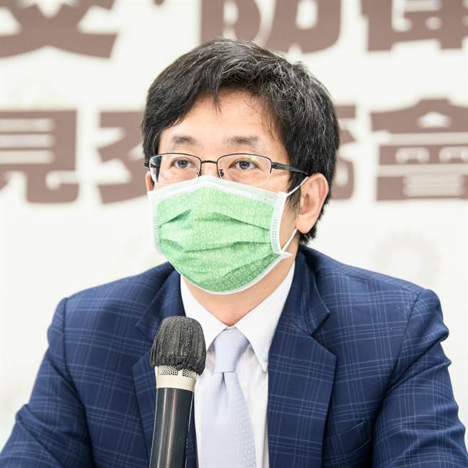 新冠肺炎本土疫情嚴峻，多家國道客運研擬部分停駛，對此，民進黨立委蔡適應今（9日）表示，大眾運輸同步具有商業行為和公共服務特色，對於民眾日常生活影響很大。（摘自臉書）