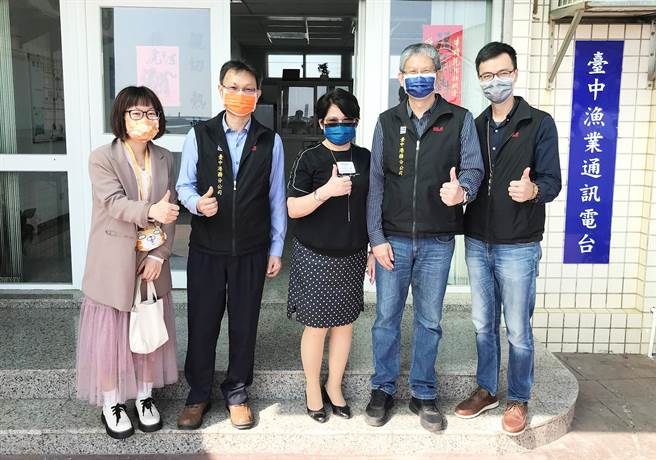 台中港务分公司熊士新处长(右二)率同仁，拜访渔业通讯电台的台长张妤琳(中)。(台中港务分公司提供)