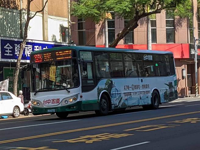 台中市议员张家铵表示，台中市街头最近可见到「陌生的」公车涂装，是北部业者汰换后拿到台中使用。（张家铵提供／林欣仪台中传真）