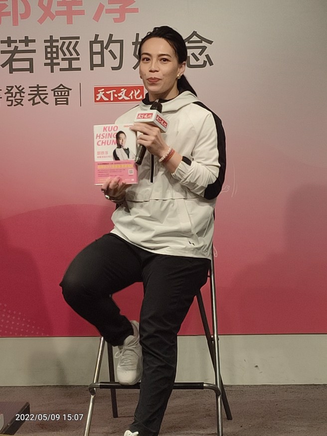 郭婞淳暢談自己的新書內容。(黃邱倫攝)