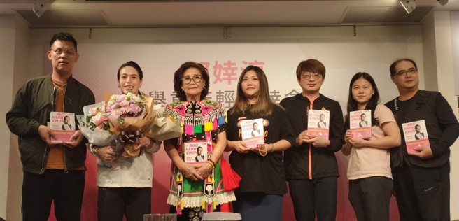 郭婞淳的阿祖、舅舅與姨婆到新書發表會現場，讓郭婞淳感到驚喜與開心。(黃邱倫攝)