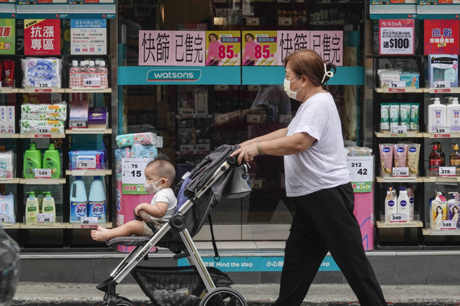 民眾抢买快筛试剂，北市一家连锁药妆店上午9点多就贴出卖完的告示。（黄子明摄）