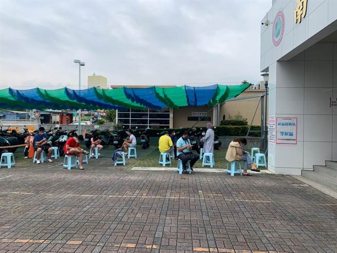 疫情升温，民眾踊跃接受筛检。（南投县政府提供／廖志晃南投传真）