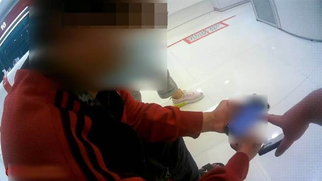 35岁许姓男子接获手机贷款讯息后，「郑专员」主动告知可贷款60万元，欲匯款6万元「解冻」，险被骗。（台中市警第一分局提供／张妍溱台中传真）