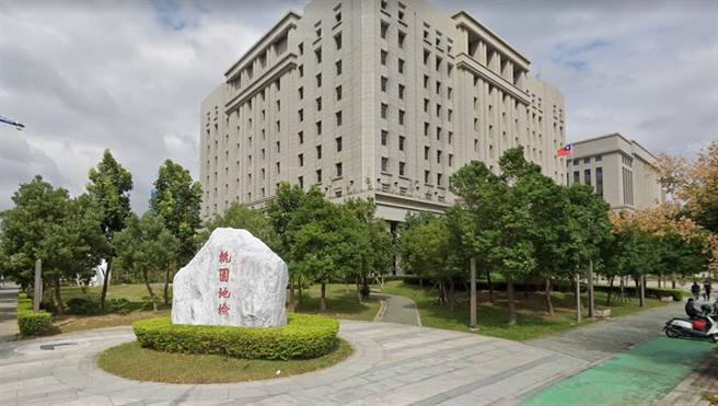 陈姓男子驾驶联结车行经大溪区员林路时，未留意车前状况撞飞骑机车3贴的母女檔，驾驶遭检方依过失致死起诉。（图取自google map／陈梦茹桃园传真）