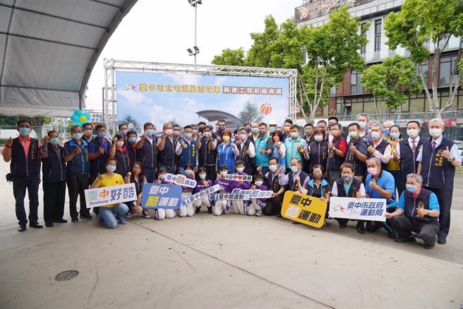 北屯区风雨球场9日正式动工，立委庄竞程、区长欧阳明及多位在地市议员、里长都出席运动局举办的祈福仪式，盼工程完工后让更多爱好打篮球的市民有更优质的运动空间。（台中市运动局提供／谢琼云台中传真）