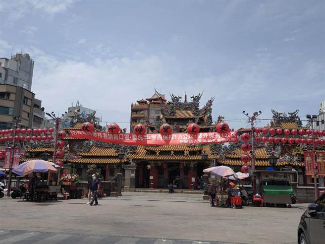 確診者暴增雲林縣北港朝天宮人潮減少一半，店家表示連續3年受衝擊。（張朝欣攝）