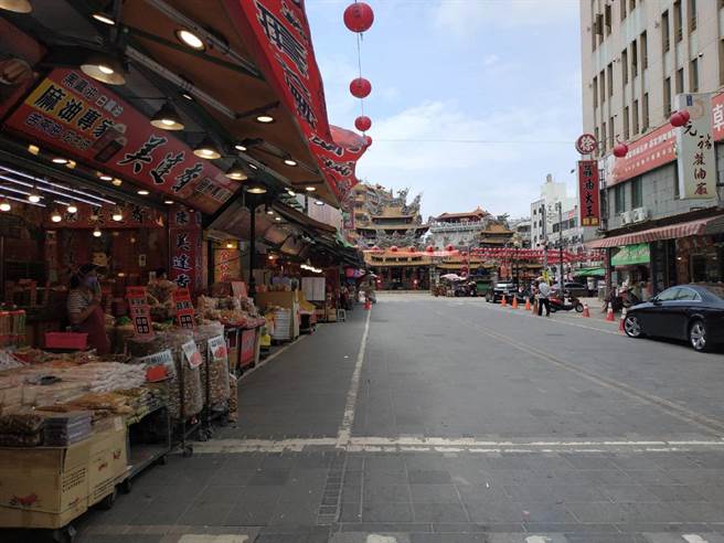 確診者暴增雲林縣北港朝天宮人潮減少一半，店家表示連續3年受衝擊。（張朝欣攝）
