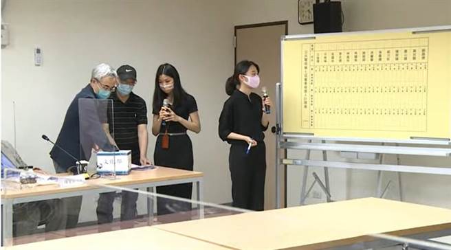 公视今日下午举行董监事审查会。（摘自文化部直播画面）