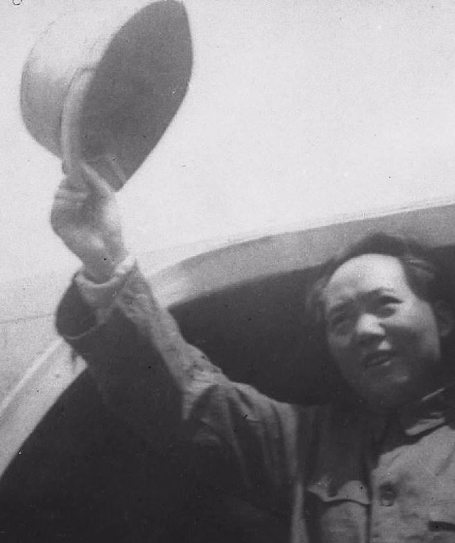 图为1945年8月28日﹐毛泽东在延安机场向欢送的军民挥帽告别。（新华社）