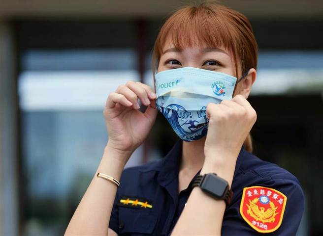 台東縣警察局成功分局客製化口罩，特地邀請正妹女警于佳玉代言。（成功警分局提供／莊哲權台東傳真）