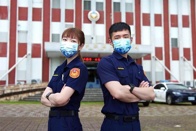 台東縣警察局成功分局客製化口罩，特地邀請正妹女警于佳玉（左）及帥哥警員吳昌翰（右）代言。（成功警分局提供／莊哲權台東傳真）