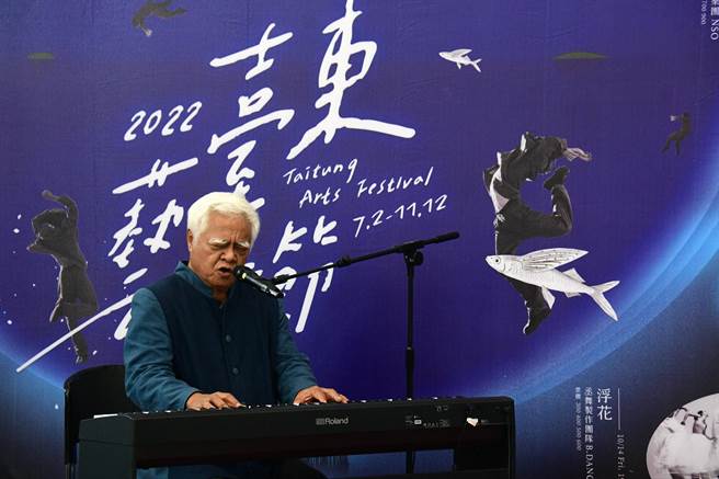 「台东艺术节」从7月至11月陆续10场演出，9日记者会上由「民歌之父」胡德夫带来疗癒的歌声。（庄哲权摄）