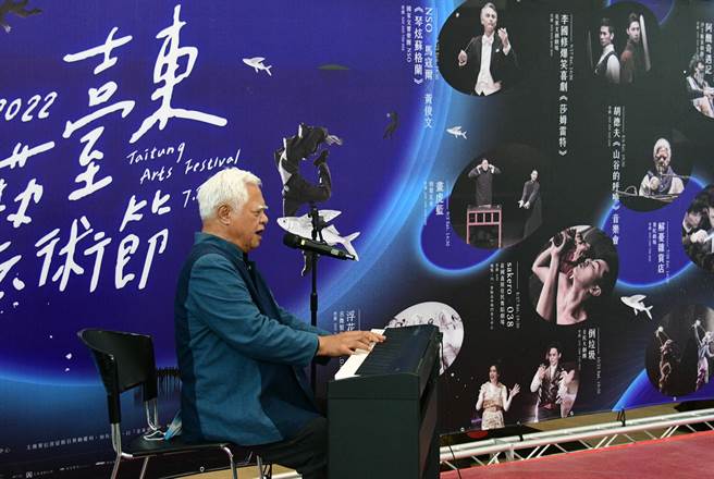 「台东艺术节」从7月至11月陆续10场演出，9日记者会上由「民歌之父」胡德夫带来疗癒的歌声。（庄哲权摄）
