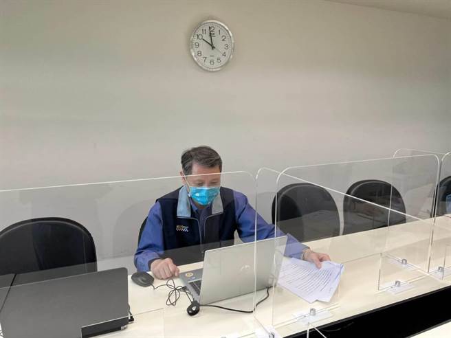 新北市将劳权课程从高中职延伸至国中，新北市劳工局长陈瑞嘉线上主持「国中劳权课程种籽师资培训营」开训典礼。（新北市劳工局提供）