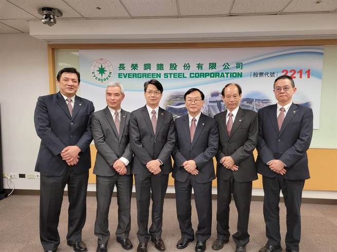 长荣钢铁董事长林耿立（右三）、总经理刘邦恩（左三）对外说明营运概况。（黄琮渊摄）