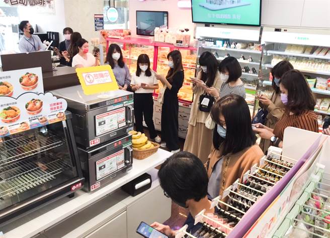 北北基桃4大超商、8个通路从今日起不必出示健保卡，同步开卖快筛剂，每人每日限购一剂，让有需要的消费者能够买到，一同度过疫情。一早就有民眾前往超商排队购买快筛试剂。（陈俊吉摄）