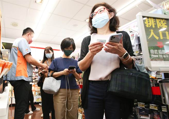 北北基桃4大超商、8个通路从今日起不必出示健保卡，同步开卖快筛剂，每人每日限购一剂，让有需要的消费者能够买到，一同度过疫情。一早就有民眾前往超商排队领号码牌，准备购买快筛试剂。（陈俊吉摄）