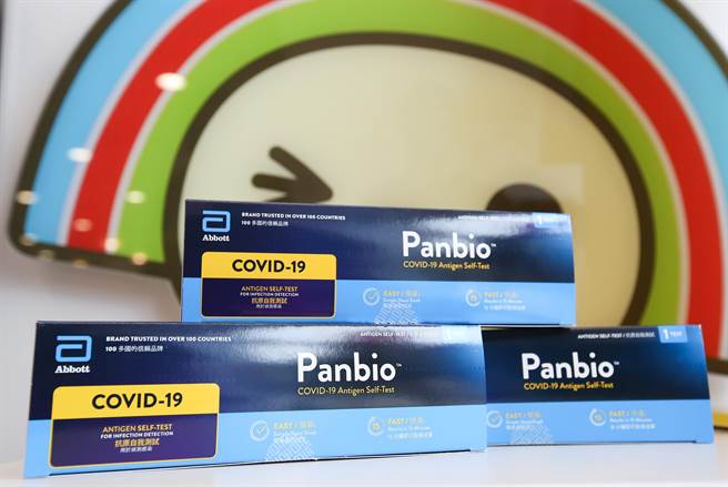 北北基桃4大超商、8个通路从今日起不必出示健保卡，同步开卖快筛剂，每人每日限购一剂，让有需要的消费者能够买到，一同度过疫情。图为超商开卖的「亚培Panbio家用单入快筛试剂」。（陈俊吉摄）
