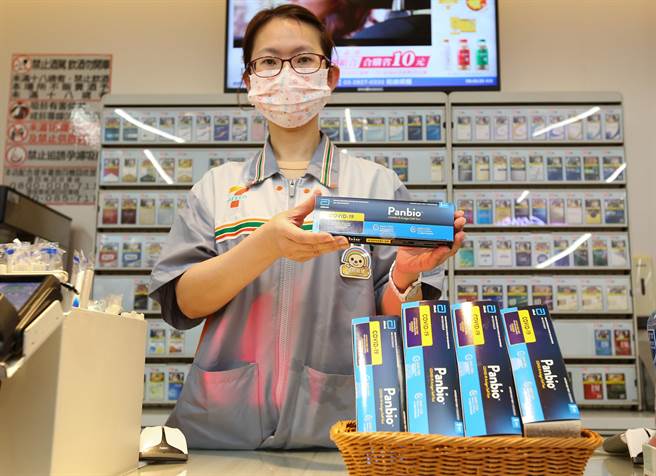 北北基桃4大超商、8个通路从今日起不必出示健保卡，同步开卖快筛剂，每人每日限购一剂，让有需要的消费者能够买到，一同度过疫情。超商店员准备好「亚培Panbio家用单入快筛试剂」10点一到开卖。（陈俊吉摄）